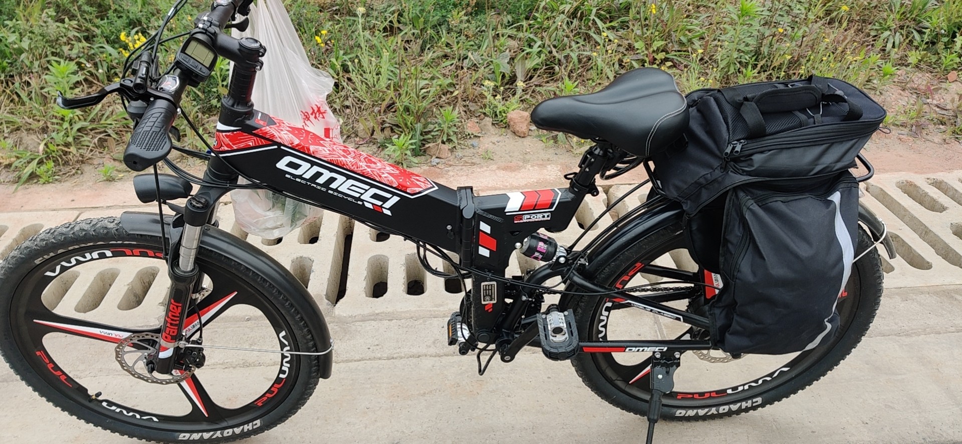 OMECI R3 Jumpy là một chiếc xe đạp điện thể thao đầy phong cách. Với thiết kế tinh tế và hiện đại, chiếc xe đem lại cảm giác di chuyển mạnh mẽ, nhanh chóng và đầy thú vị. Hãy đến và trải nghiệm cùng OMECI R3 Jumpy nhé!