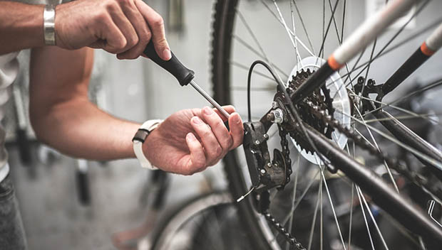 Sửa chữa xe đạp điện